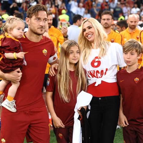 Leggi tutto sulle figlie di Ilary Blasi Isabel e Chanel Totti.